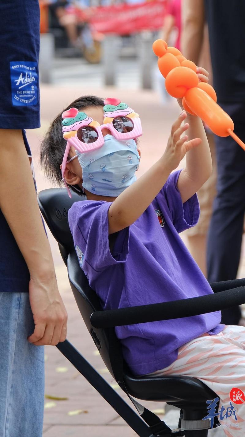 羊城派 ?立夏·街拍丨明亮如夏的笑容，是奖给广州的“小红花”