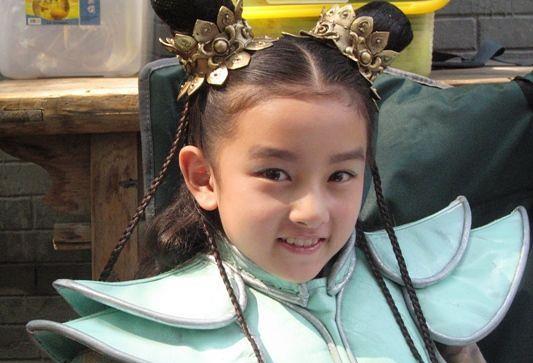 宋祖儿|有种“发育过猛”叫宋祖儿，深V礼服凹凸有致，网友：这谁顶得住