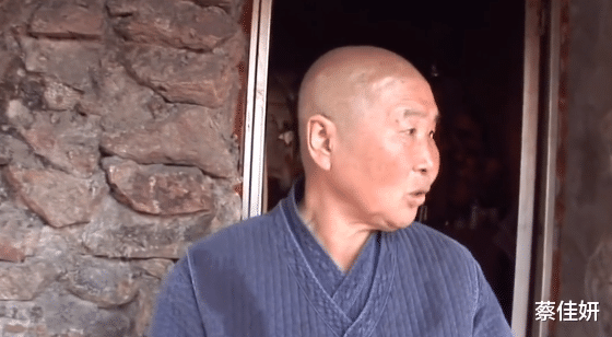 发型 故事:韩国50岁大叔拿风油精当眼药水,一天用掉一整瓶,现状如何