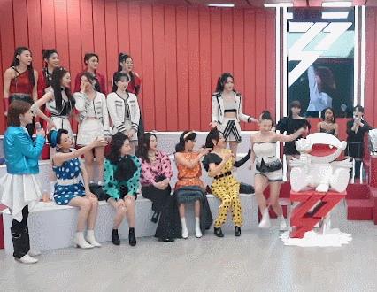 张柏芝|张柏芝不慎摔倒！陈妍希笑出声，周笔畅感叹“好猛”，却没人去扶？