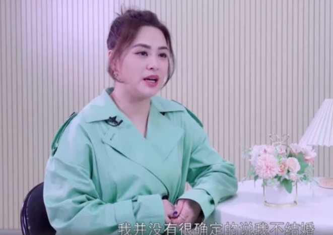 阿娇|阿娇生图暴露真实身材！大腿粗壮肚腩突出，网友称看不见脖子