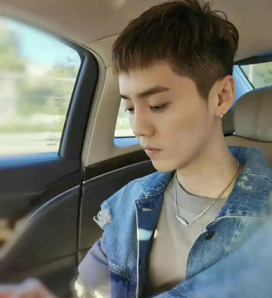 关晓彤|原来关晓彤那天的球是和鹿晗打的，二人架势超专业，最后关晓彤打得大汗淋漓