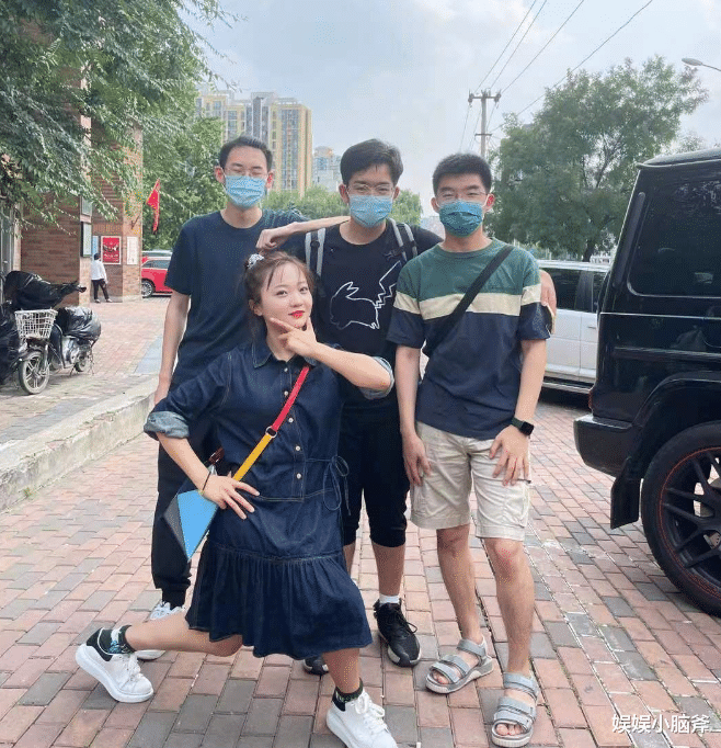 林妙可|林妙可大方分享近照，皮肤白皙丸子头俏皮，这下不会被吐槽了吧？