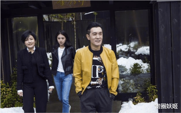 哈文|哈文晒女儿校园照，法图麦和同学围坐晒太阳，大二学生美丽动人