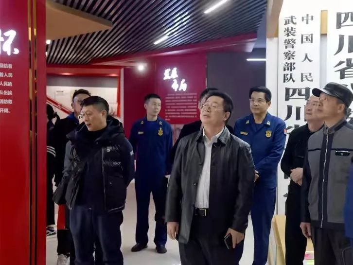 书画名家进消防,挥毫泼墨火焰蓝