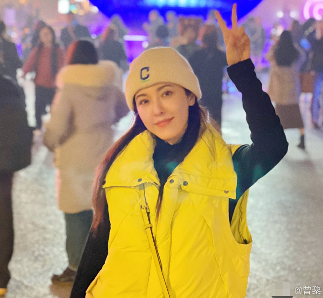 曾黎|45岁曾黎穿旗袍打台球！高开衩秀傲人长腿，戴大钻石耳环好富贵