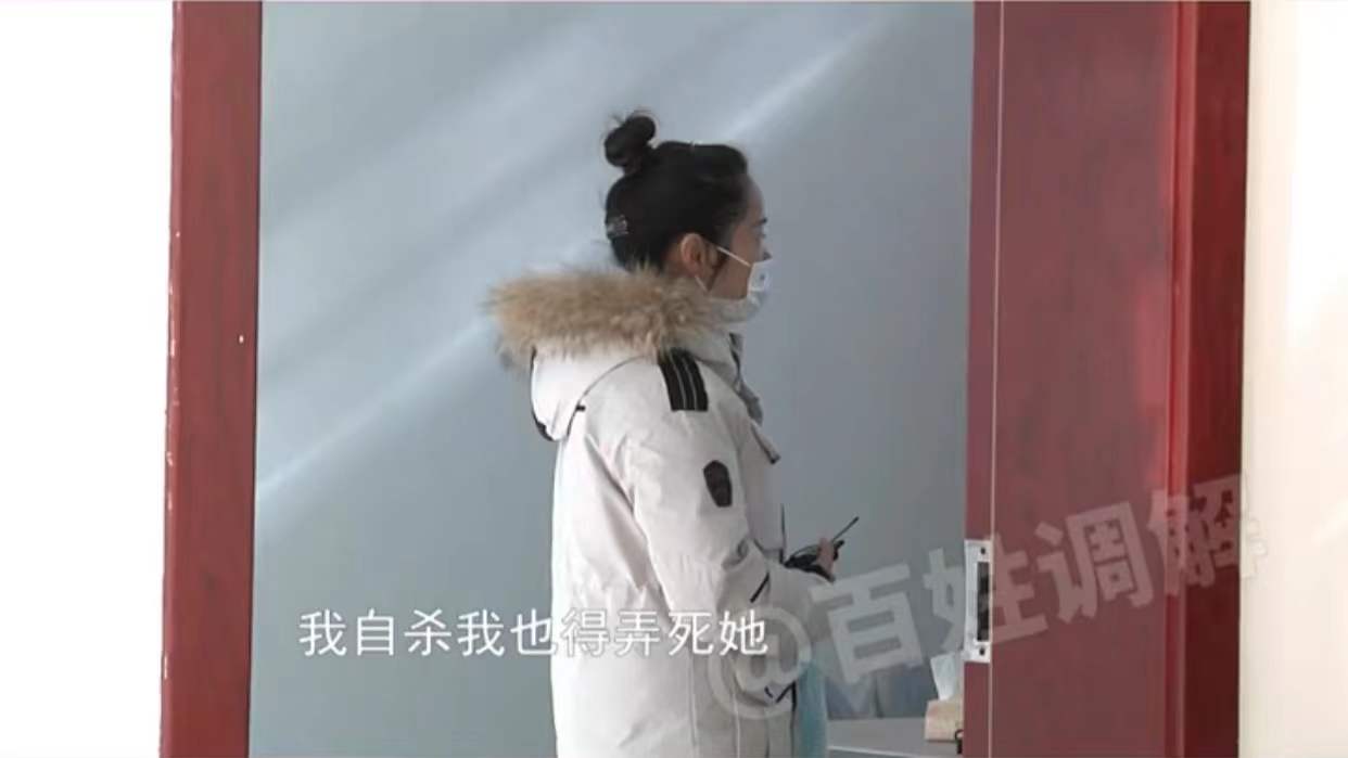 母亲太过于邋遢,22岁儿子忍无可忍怒打母亲,直言从小就恨她