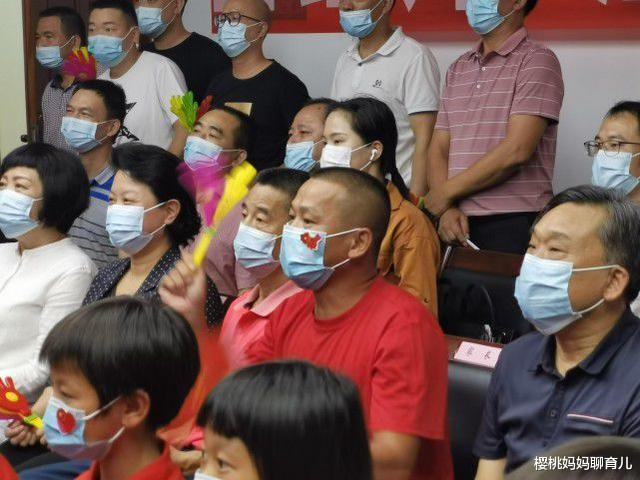 樱桃妈妈聊育儿|跳水冠军全红婵签名照走红，字迹工整漂亮，爸爸的回应让人称赞