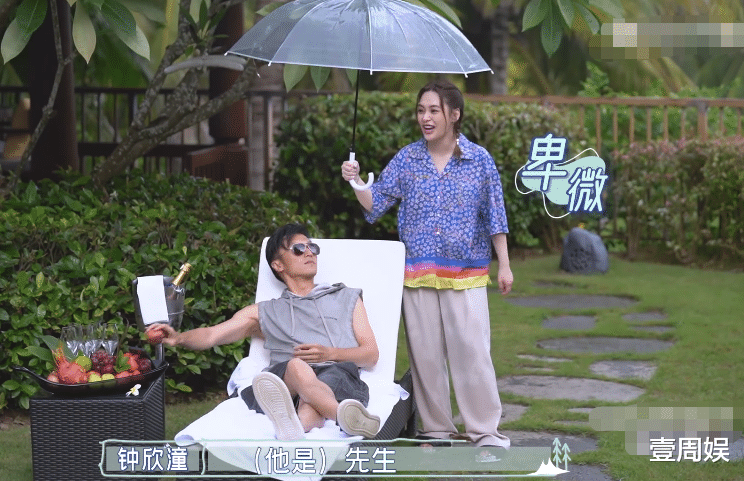 阿娇|阿娇对谢霆锋太贴心了，还亲自为他撑伞，容祖儿都看不下去了！