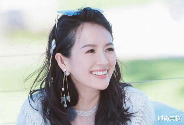 时尚美妆|章子怡亲自接女儿放学，穿黑白装大气知性，素颜露面不忘画上眉毛