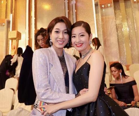 钟嘉欣|钟嘉欣与朋友们合影！秦沛陈自瑶拥抱，满头银发，看起来很精神