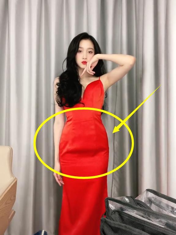 关晓彤|关晓彤跳个舞也要穿紧身裙，看到她来回扭动的胯：说生过仨我都信