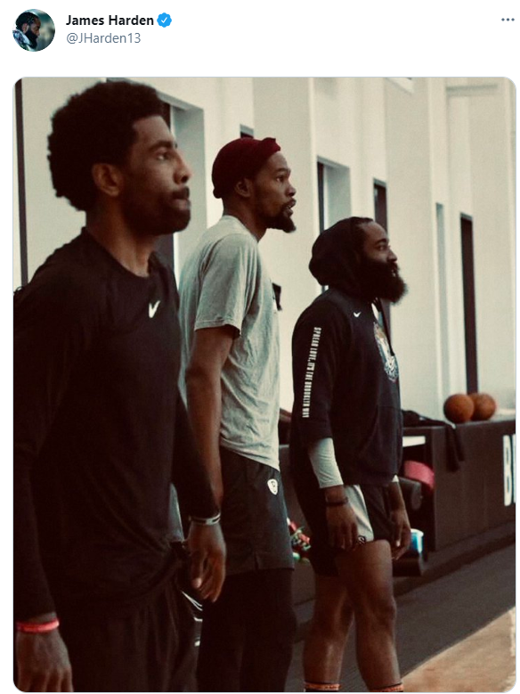 詹姆斯·哈登|籃網(wǎng)三巨頭終于再合體！哈登曬合影：歐文抿嘴+杜蘭特C位小紅帽搶鏡