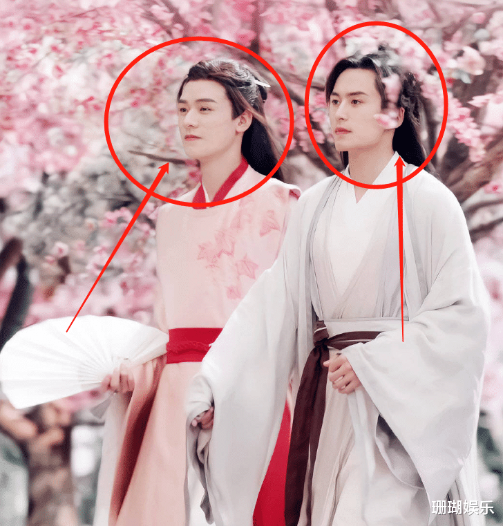 张哲瀚|张哲瀚龚俊同框直播，没了站姐精修待遇后，二人气质对比却好明显