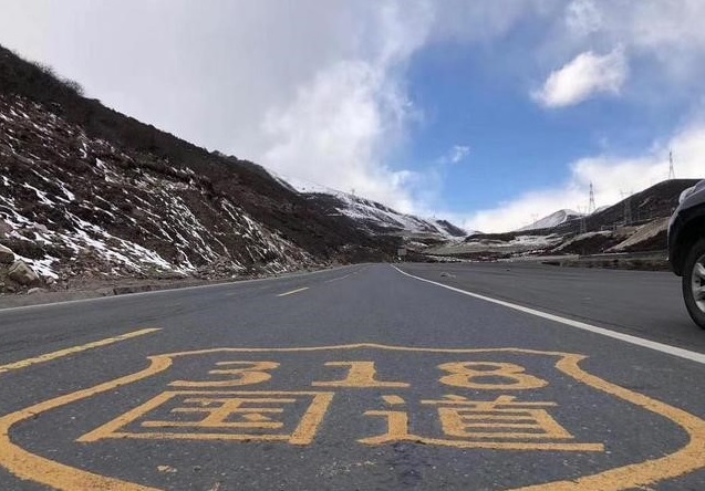 川藏公路|川藏线上有很多废弃的车，为什么没有人敢拖走，是有什么套路吗？