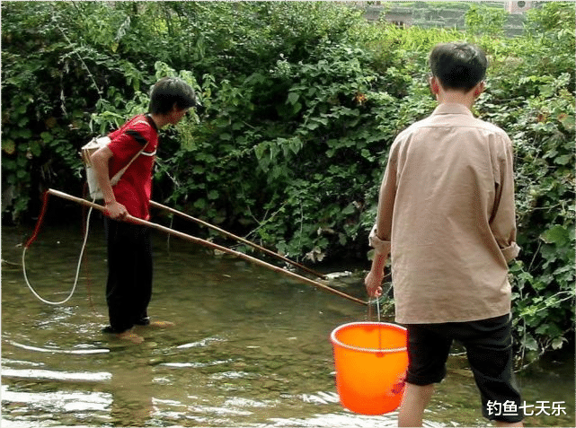 邕江|边钓鱼边电鱼?广西男子邕江溺亡,身旁10根鱼竿,电鱼器散落一地