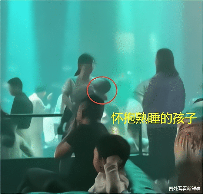 四处看看新鲜事 女子娱乐场所抱娃蹦迪,孩子在怀里睡觉,这个母亲合格吗?