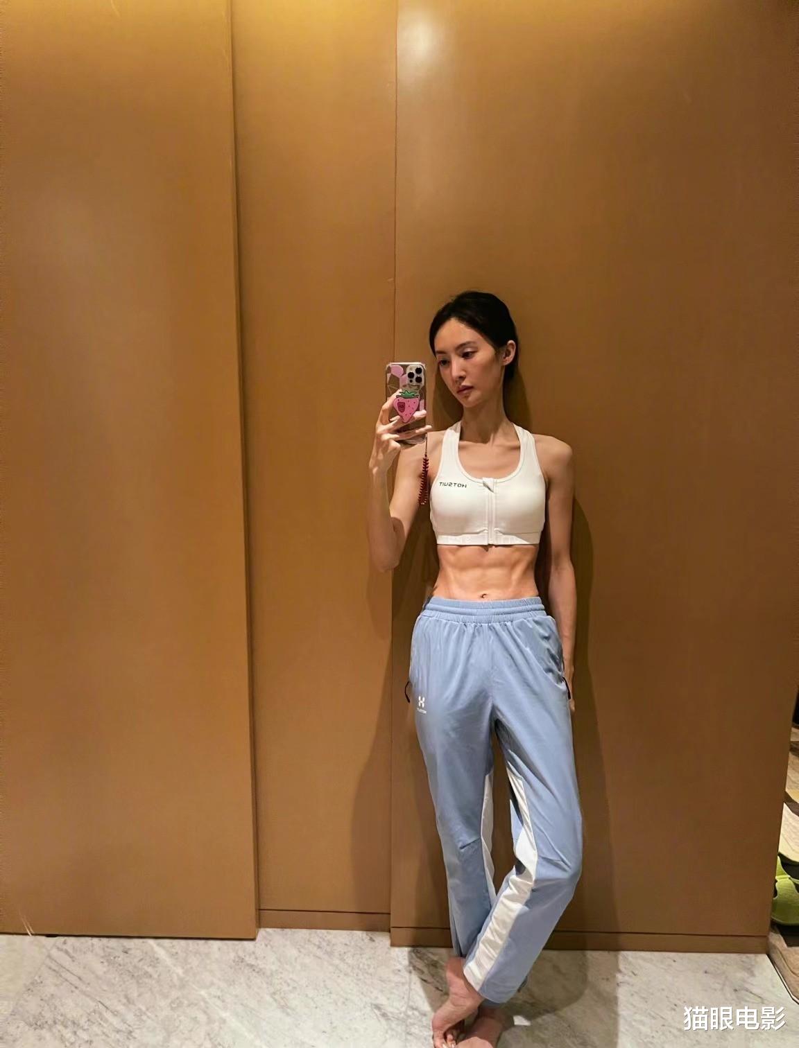 金晨|金晨晒健身照火上热搜,4块腹肌抢镜,女明星为宣传新剧太卷了