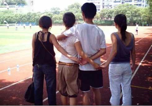 他和异性过从甚密,还表示“可以各玩各的”就是公平?心理师:爱情是无法这样交易的
