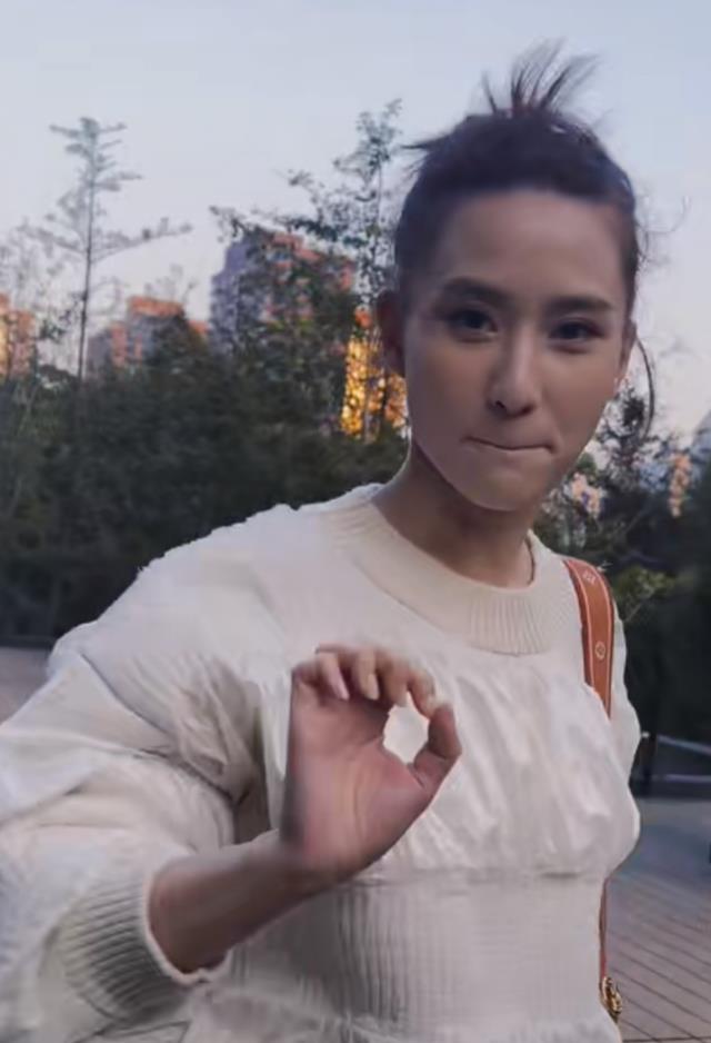 何超莲|赌王千金何超莲发动态庆收工，背近3万名牌包，被指撞脸阿娇
