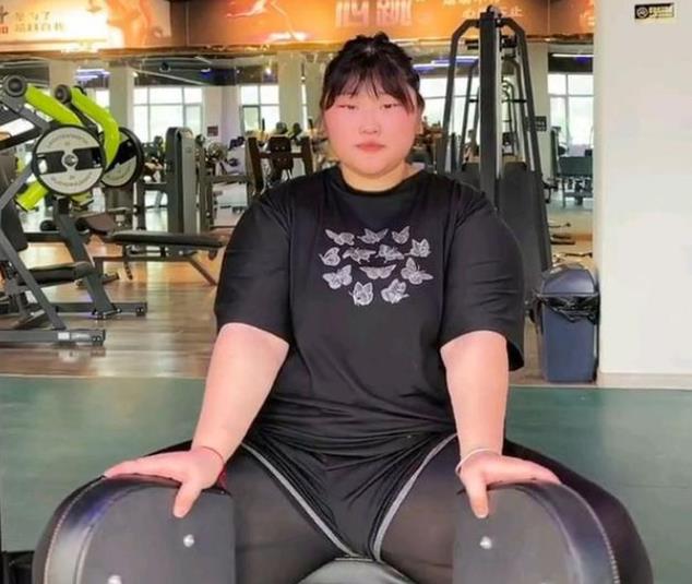 淡妆 大衣哥女儿罕见露面，现身美发店弄头发，减肥失败身材恢复原状