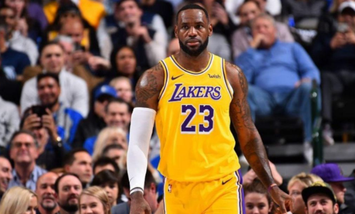 勒布朗·詹姆斯|詹姆斯有手感的時候，三分是真的準(zhǔn)，一般就是弧頂運兩下