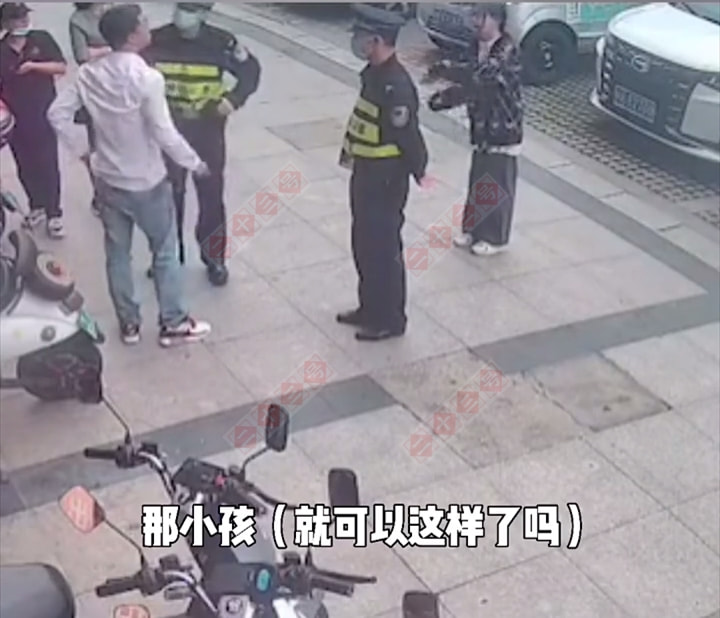 太气人了!福建一男子让小孩往别人奔驰上撒尿,被发现后怒怼车主