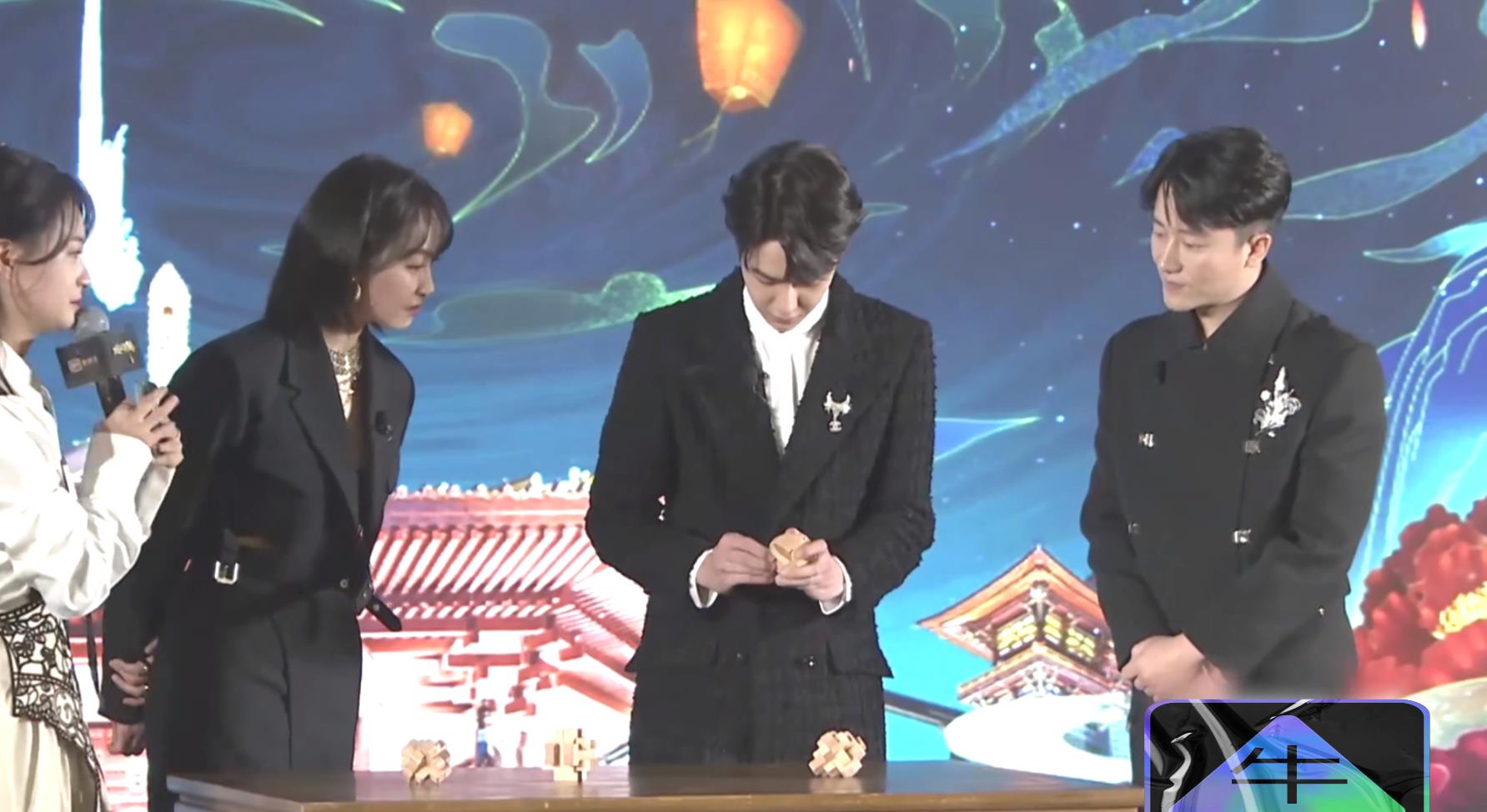 王一博|王一博片场笑不停，赞百里弘毅是技术流，几秒钟解开鲁班锁