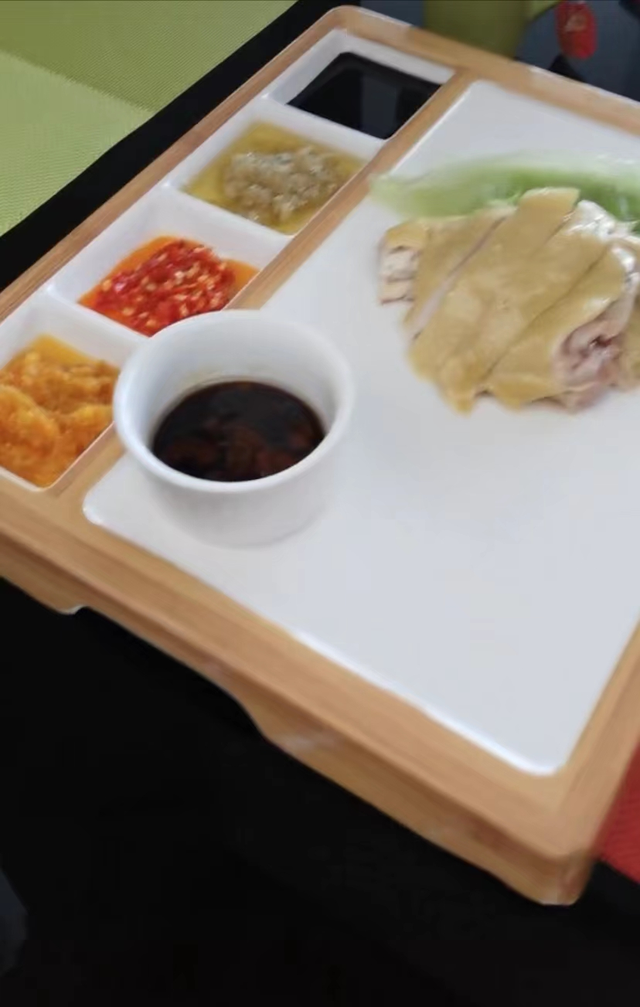 何家劲|\展昭\何家劲隐婚生子？晒美食视频回复网友评论，自曝已有女儿