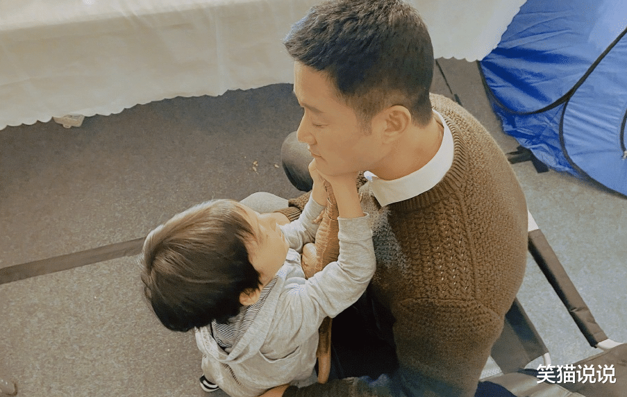 吴京|谢楠带儿子探班吴京晒一家背影照，无虑身高与父母腰部齐高，父子互动好温馨！