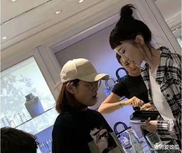 孟美岐|孟美岐李维嘉旧照被扒？亲密拥抱不避嫌，网友：超过了安全距离