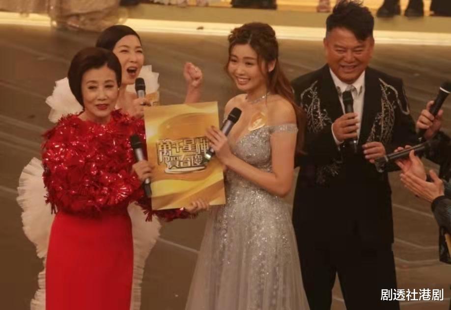 台庆|满载而归！TVB小花携母出街豪买钻石金器，早前在台庆抽中38万大奖