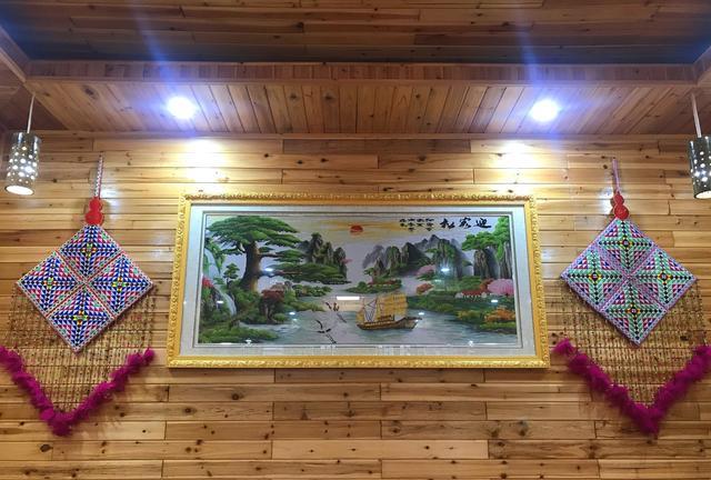 张红玉玉说三农 柳州三江程阳侗寨的农家院，侗家大嫂不简单，照片墙上的故事