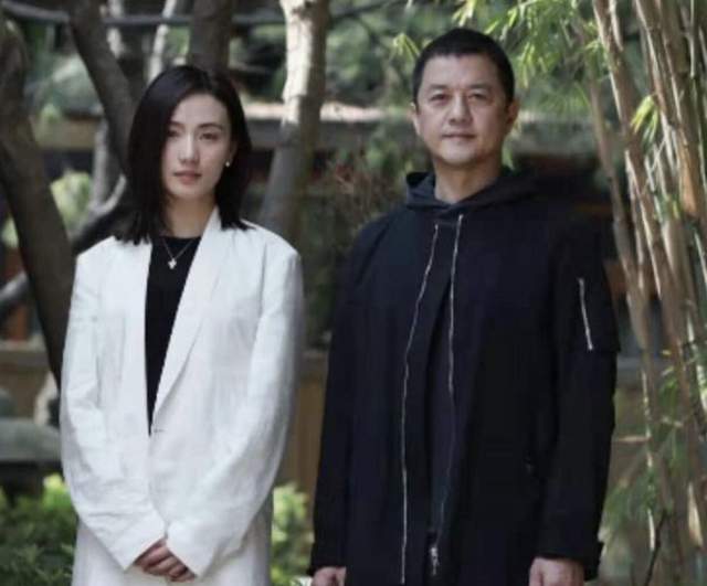 李亚鹏|49岁李亚鹏近况曝光干农活！赤脚进泥田汗如雨下，豪宅院内如公园