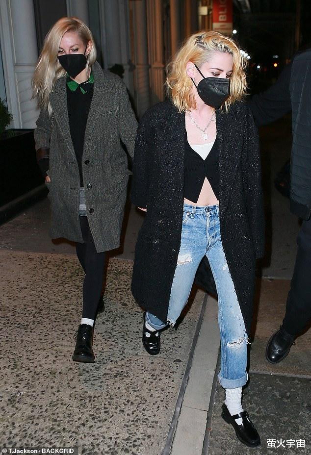 克里斯汀·斯图尔特|《暮光女》克里斯汀猛“扯”未婚妻衣角 出行被拍 全程黑面