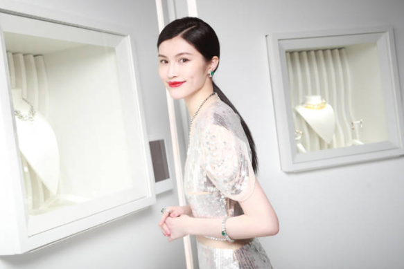 灵熙说珠宝 何穗11套礼服，尽显霸气模特气质，优雅中略带性感