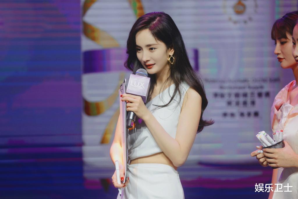 杨幂|杨幂直播活动大秀身材，弯腰时衣服差点崩开，透露今年演唱会情况引期待