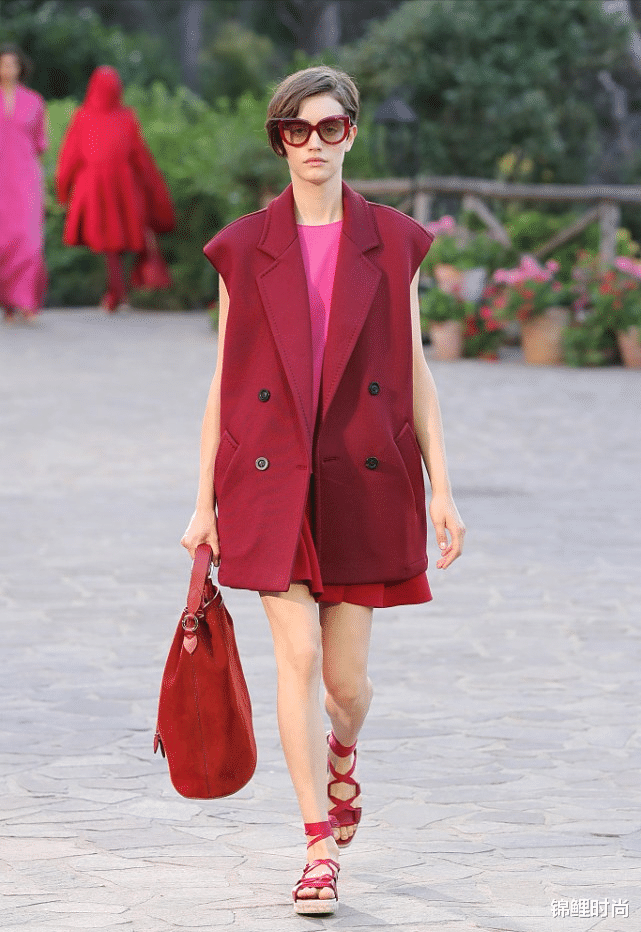 锦鲤时尚|Max Mara 2022早春系列抢先解读，粉配红成潮流，敢穿才有范儿