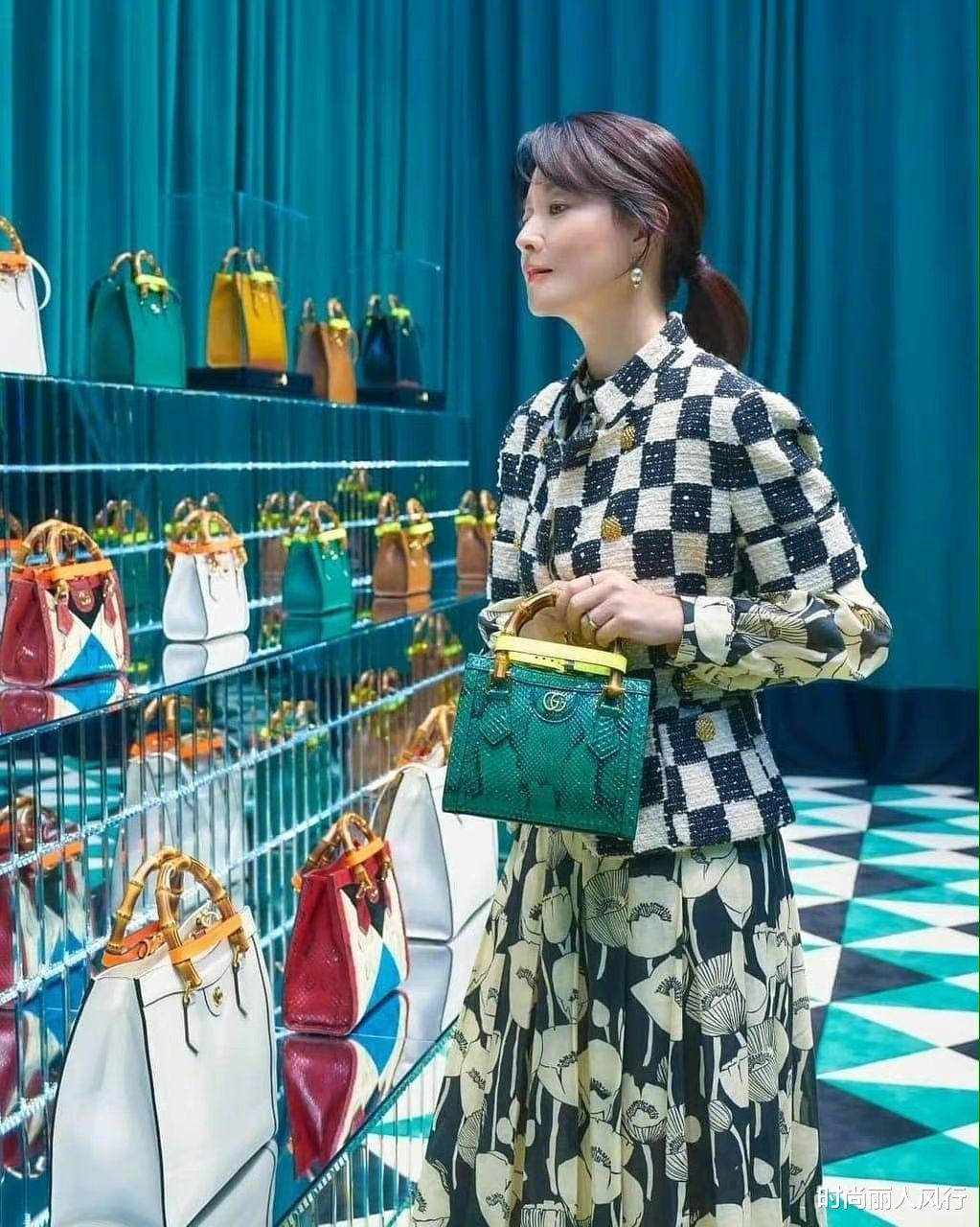 时尚丽人风行|50岁李英爱“硅胶脸”消失！大长今穿Gucci惊艳亮相，美回巅峰