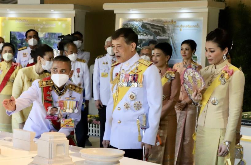 诗妮娜|69岁泰王享受新恋情,出席公务时罕见大笑,提拉蓬起了大作用