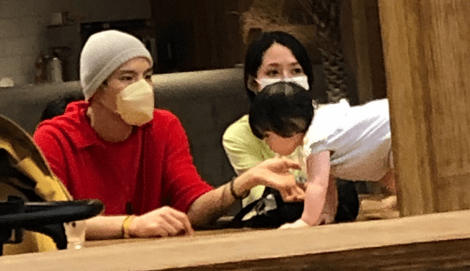 奇异博士2|郭碧婷向佐带娃出街，向太称孙女“很漂亮”，网友却质疑重男轻女