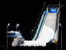 当红女星|baby晒滑雪造型美照 戴羊角头盔保暖又可爱