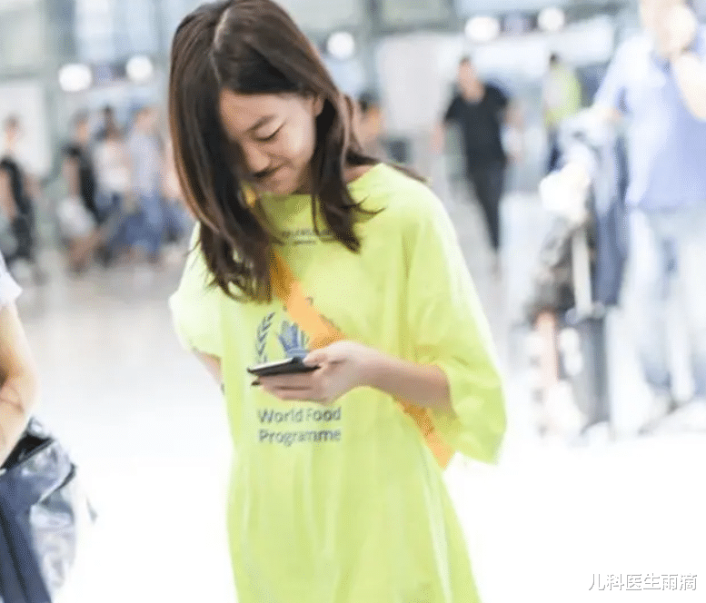 赵薇|赵薇女儿和王菲女儿机场对比照曝光，网友感叹：不在一个“档次”