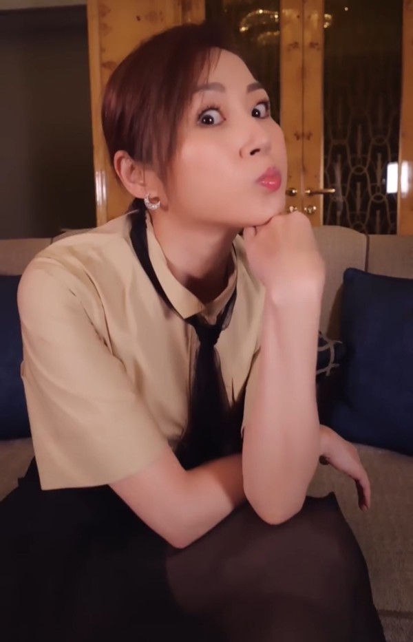 |50岁“马小玲”近照似少女，穿蕾丝薄纱裙秀长腿，至今仍未生子