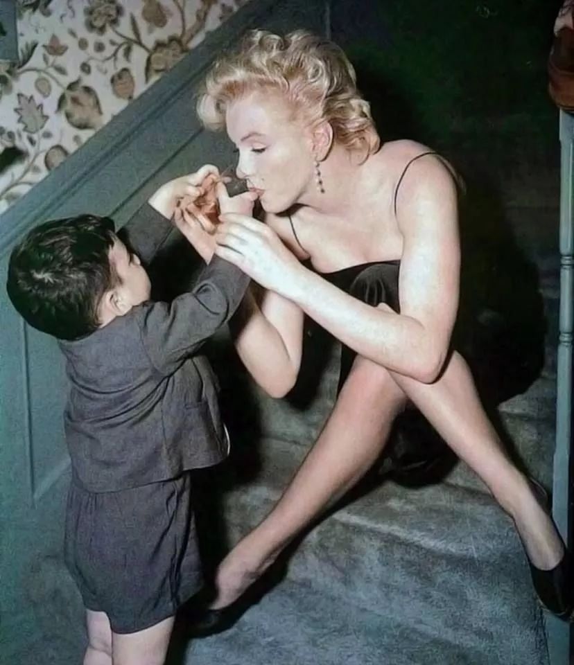 玛丽莲·梦露|梦露的性感人生，被肯尼迪家族当做玩物，曾卖露骨照片赚钱