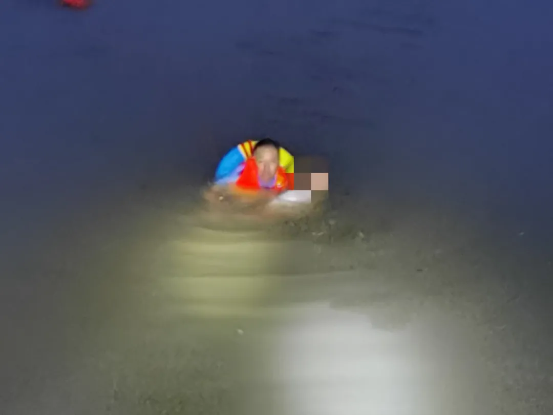 半岛晨报 凌晨4点，他在拼命救人！