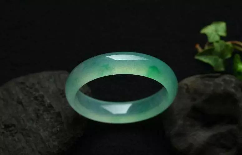 翡翠|20块的满绿手镯卖出20万块天价!多少人被这两个字坑过?