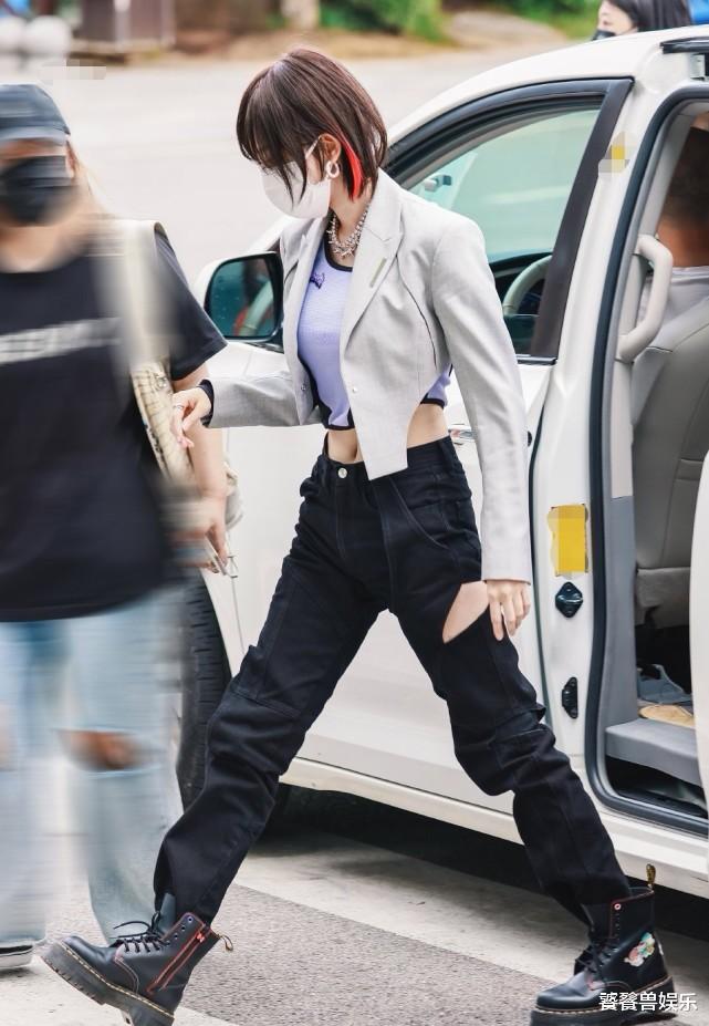 胡歌|古力娜扎弄挑染短发上班，与赵丽颖2位顶流同框，穿露脐装太抢镜