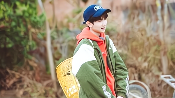 王源|笑哭！莴苣吃叶子还是吃根？王源和杨超越一起参加节目，为此争论不休