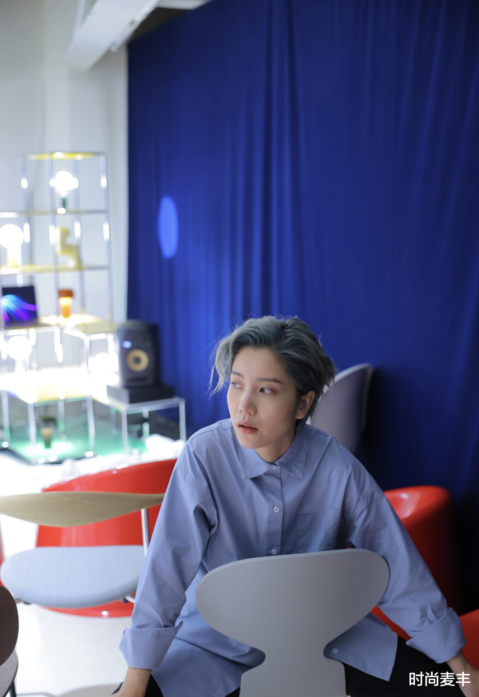 时尚麦丰|李霄云久违发新专辑，蓝色系造型超时尚，不愧当年快女亚军